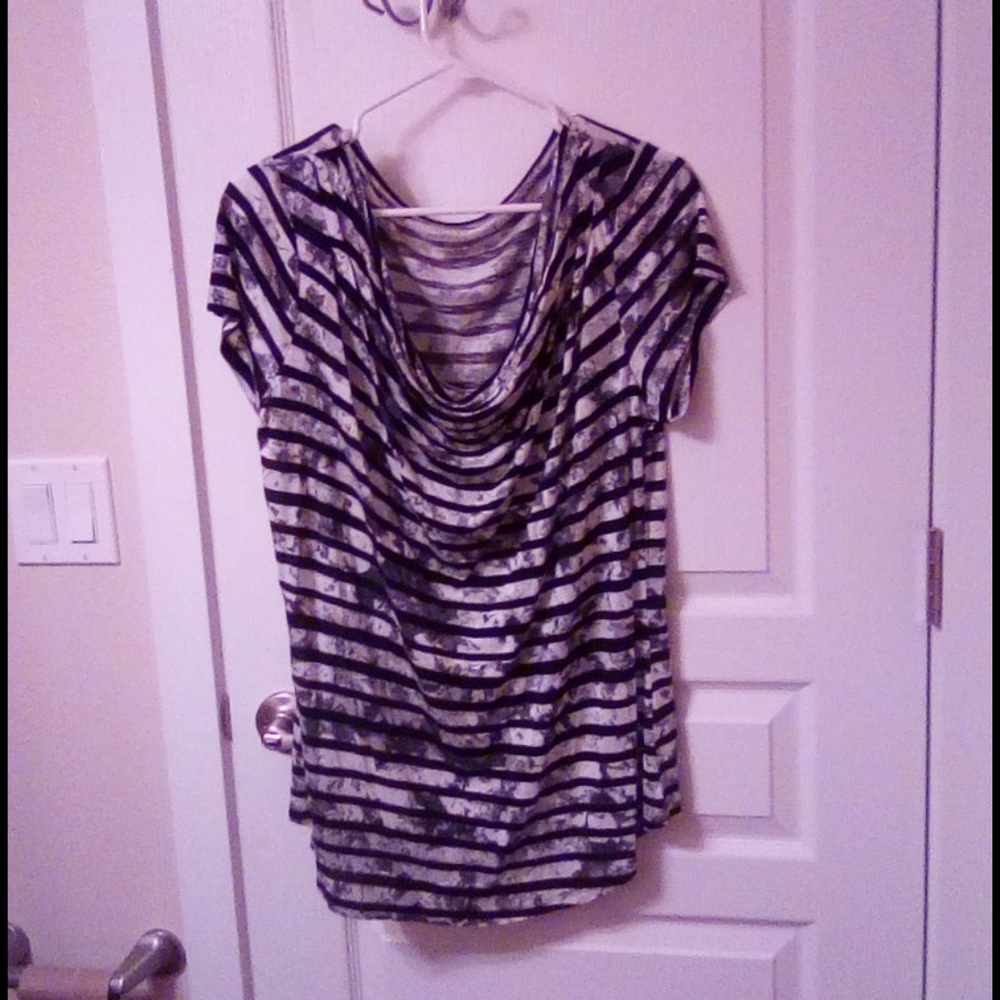 Low neck stripes shirt